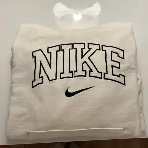 Krämvit Nike hoodie från asos! Storlek xs och väldigt bra skick, använd fåtal gånger 