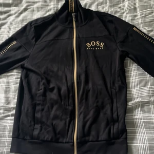 Hugo boss kofta  - Hej! Säljer nu min Hugo boss tröja då jag inte har någon användning av den längre. 