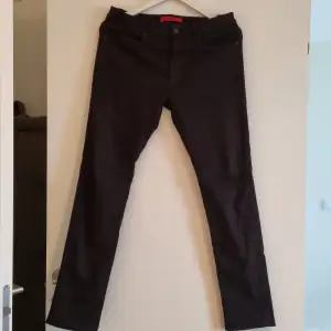 Svarta jeans, använt men acceptabelt skick.