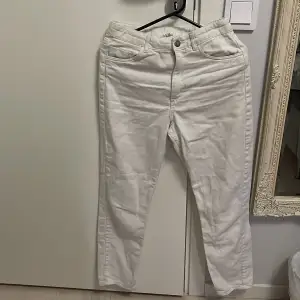 Ett par vita byxor från hm i storlek 158