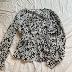 Blus - Söt blus med iringning, små söta knappar och resor i midjan 😍 knappast använd