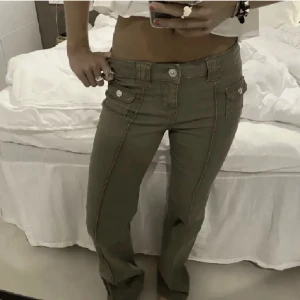 Hm jeans - Intressekol!! Så snygga och populärare jeans. Köpte de nyss i butik utomlands så helt nya. Använda 1 gång, gillar de mycket så vill endast kolla intresset. Bud på 550kr! Säljer ett par i 38!!!!