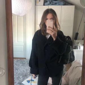 Kort kappa ifrån Gina Tricot - En marinblå Short felt jacket ifrån Gina, endast använd ett par fåtal gånger. Den är i storlek XL men jag skulle säga att den känns som en M på och har passat bra på mig som vanligtvis har storlek XS. (Nypris 600 kr) Priset går att diskuteras! :) 💗