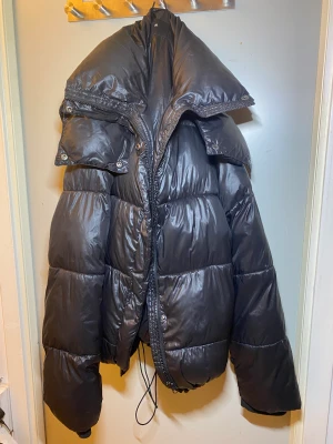 Puffer jacka - Säljer min puffer jacka som jag köpte förra året. Inga defekter som jag har lagt märke till. Den är perfekt för vinter men har slutat med pufferjackor så därav säljer jag💕