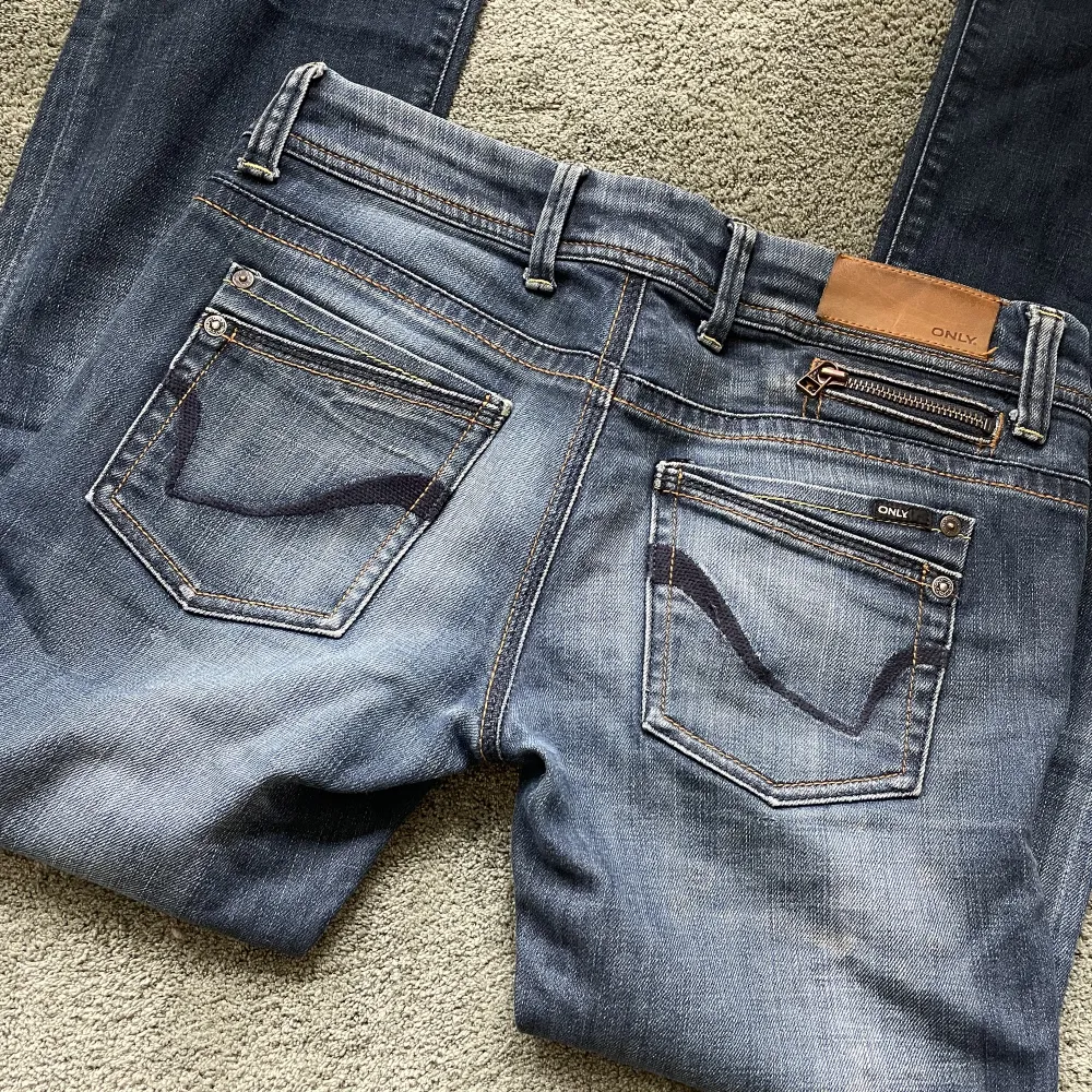 Säljer mina lågmidjade bootcut jeans i väldigt fint skick. . Jeans & Byxor.