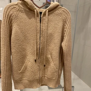 Stickad hoodie - Beige stickad hoodie, fint skick Inga skador osv Pris kan diskuteras!