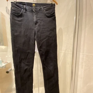 Lee jeans - Svarta lågmidjade lee jeans i en hyfsat rak och lös modell.  Även stretchiga i modellen Inga skador eller fläckar