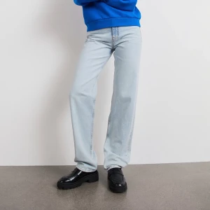 Gina 90s tall jeans - Säljer dessa snygga jeans från Gina då de var förstora för mig🫶🏼Jeansen är i modellen tall o sägs passa de som är 175cm. Första bilden är den korrekta färgen (it blue). Slutsålda på hemsidan. Pm om frågor