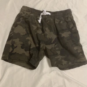 Kamoflaugeshorts - Shorts i camo-tryck  Storlek:XS men känns som M tycker jag Pris:30 