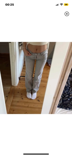 Gina Tricot Lågmidjade Jeans Grå - Säljer nu ett till par likadana jeans i en storlek större ! Sparsamt använda och i fint skick. 