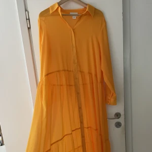 Oanvänd Tunn klänning - kan skicka hela bilder  - Jättefin tunn klänning för varma dagar med en linneklänning under eller till stranden. Endast tvättad, ej använd. Passar även en mindre M. Kan skicka hela bilder via pm