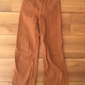 Bruna/oranga monki jeans, de har en liten reva på ena backfickan