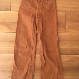 Bruna monki jeans - Bruna/oranga monki jeans, de har en liten reva på ena backfickan
