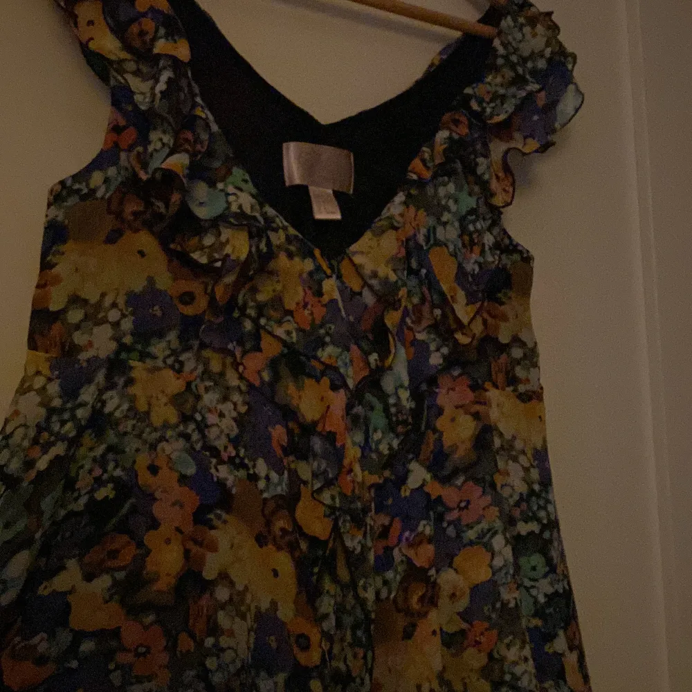En klänning ifrån the garden collection by H&M i storlek 36. Den är i väldigt bra skick.. Klänningar.