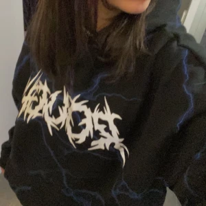 Oversized Hoodie  - Oversized hoodie från Newyorker med tryck, dessvärre ett litet hål vid ”magfickan” men annars som ny.