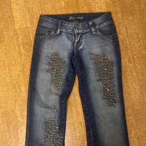 🌟PASSA PÅ ATT KÖPA INNAN GRATIS FRAKT FÖRSVINNER🌟SÅ snygga jeans!!!! Lågmidjade och bootcut, jättecoola detaljer. Skriv till mig för fler bilder🔥 Tryck på köp nu!!! Midjemått: 35 Innerbenslängd: 74