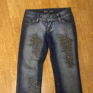 Jeans med feta detaljer  - 🌟PASSA PÅ ATT KÖPA INNAN GRATIS FRAKT FÖRSVINNER🌟SÅ snygga jeans!!!! Lågmidjade och bootcut, jättecoola detaljer. Skriv till mig för fler bilder🔥 Tryck på köp nu!!! Midjemått: 35 Innerbenslängd: 74