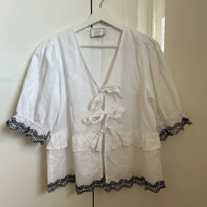 Neo noir blus - Super söt blus/kofta från Neo Noir som jag aldrig använt, därav priset.🩷