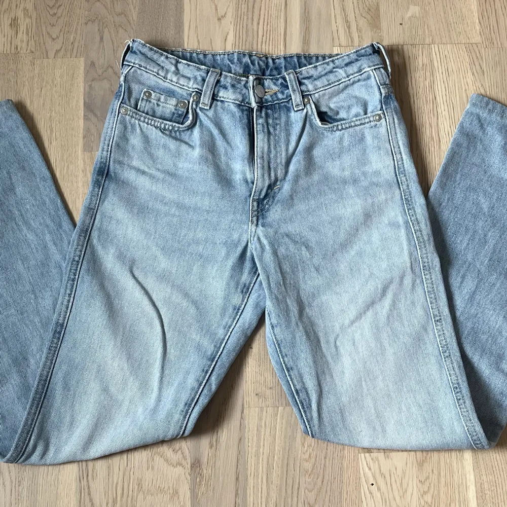 Midwaist bootcut jeans från Weekday, modellen heter Sway. Storleken är 24 i midjan och uppsydda så de är 75 cm i innerbenslängden. Köparen står för frakt 🩷. Jeans & Byxor.