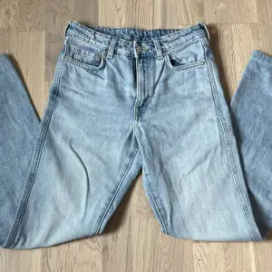 Midwaist bootcut jeans från Weekday, modellen heter Sway. Storleken är 24 i midjan och uppsydda så de är 75 cm i innerbenslängden. Köparen står för frakt 🩷
