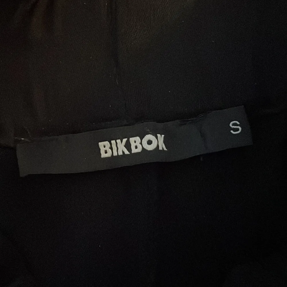 Svarta straightleg kostymbyxor med bälte från BikBok i strl. S. Jättebekväma och luftiga. Pris kan diskuteras. Överraskning vid köp🍬. Jeans & Byxor.