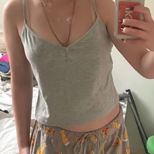 V ringad topp - Mysig och skön grå topp från Even&Odd som är extremt snålt använd så skicket är som ny. Säljer då den är för stor på mig, står ej storlek men gissar på nånstans M/L 