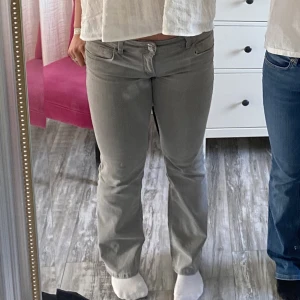 Snygga jeans  - Dom populär jeansen från Gina, väldigt bra skick Inge slitars. Jag är 1,68 så på bilden ser man ju hur långa dom är. Dom är också low waist, storlek 164 men dom är väldigt stretchiga