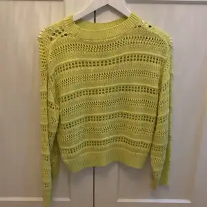 Fin, gul-grön tröja från H&M! Storlek 158-164! Virkad/stickad! Bra skick!