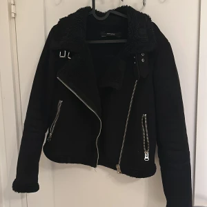 Jacka  - Säljer min jacka från zara då den inte passar längre, den är i bra skick och knappt använd 