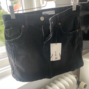 Svart jeanskjol zara - Svart kort jeanskjol från zara, aldrig använd så i helt nyskick! Finns inte längre ⭐️