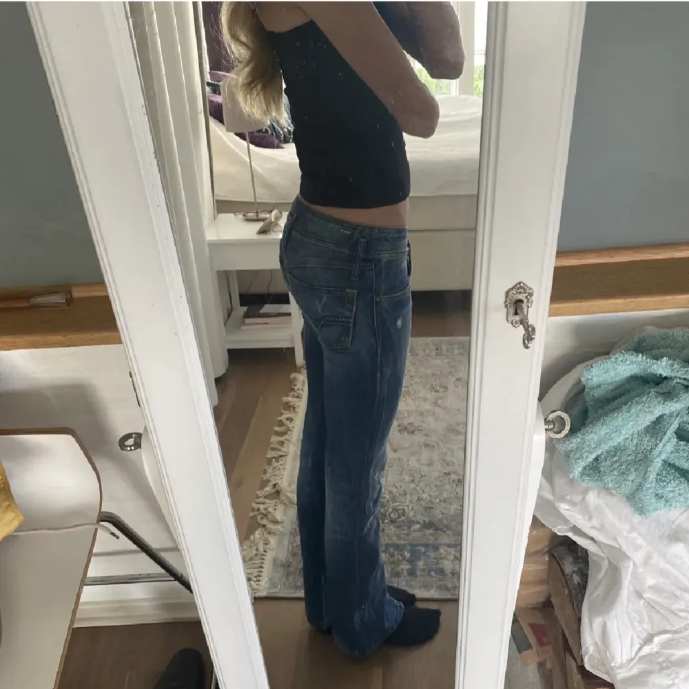 Intressekoll! Jätte snygga low waisted jeans köpa på Plick. Säljer pågrund av att de va för långa för mig, där av är bilderna lånade från förra ägaren💕jag köpte dem för 450 + frakt och vill helst ha något liknande bud tillbaka. . Jeans & Byxor.