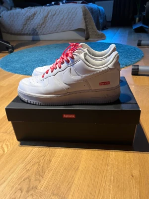 Nike Air Force 1 Supreme - Säljer nu mina air force 1 supreme då de är för små för mig. De är knappt använda då jag märkte ganska snabbt att de var för små för mig så de är i väldigt fint skick. Storlek 42,5 och de är verifierade äkta. Hör av er vid några funderingar. 