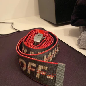 Off White bälte - Bra skick. Köpt på Farfetch