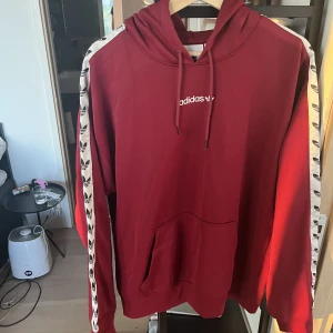Adidas hoodie - Snygg adidas hoodie. Knappt använd.