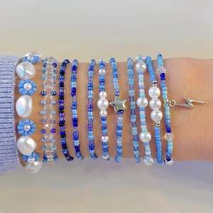 Armband - Gör dessa egentillverkade armbanden. Priser varierar 30-60kr beroende på vilken design som önskas. Du kan välja design och storlek helt själv! Betalning sker via Swish, du står för frakten💓🦋🫶🏼🌴🌸🐚