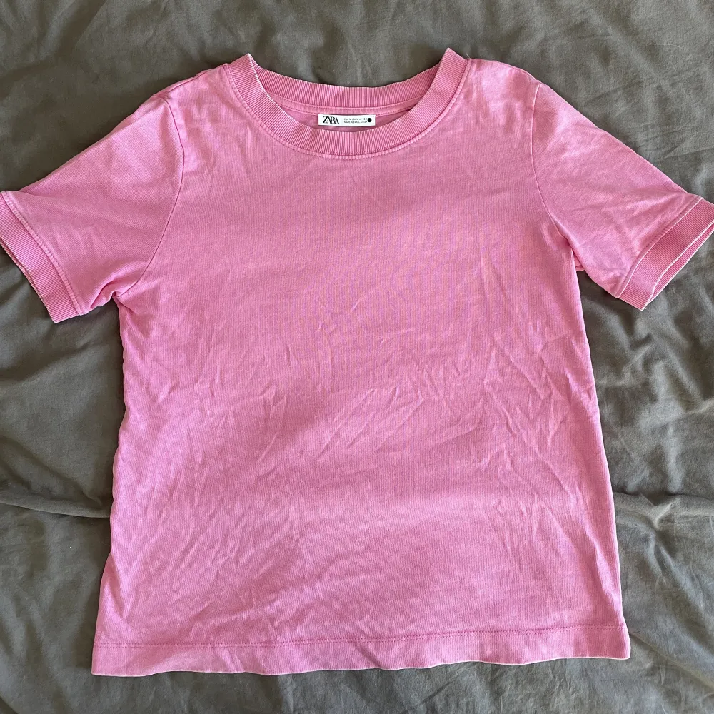 Säljer denna super fina bubbelgums rosa t-shirt från Zara, den är endast använd 1 gång och är i nyskick. . T-shirts.