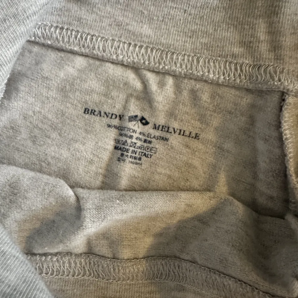 Säljer ett par oanvända ljusgrå brandy Melville Priscilla byxor storlek xs/s. Helt nya! . Jeans & Byxor.