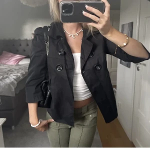 Trekvartslång trenchcoat  - Intresse koll!!! Så snygg trekvarts ärmad trenchcoat/ kappa, så snygg med knappar 💘💘 super fint skick! Köp dirket 499 