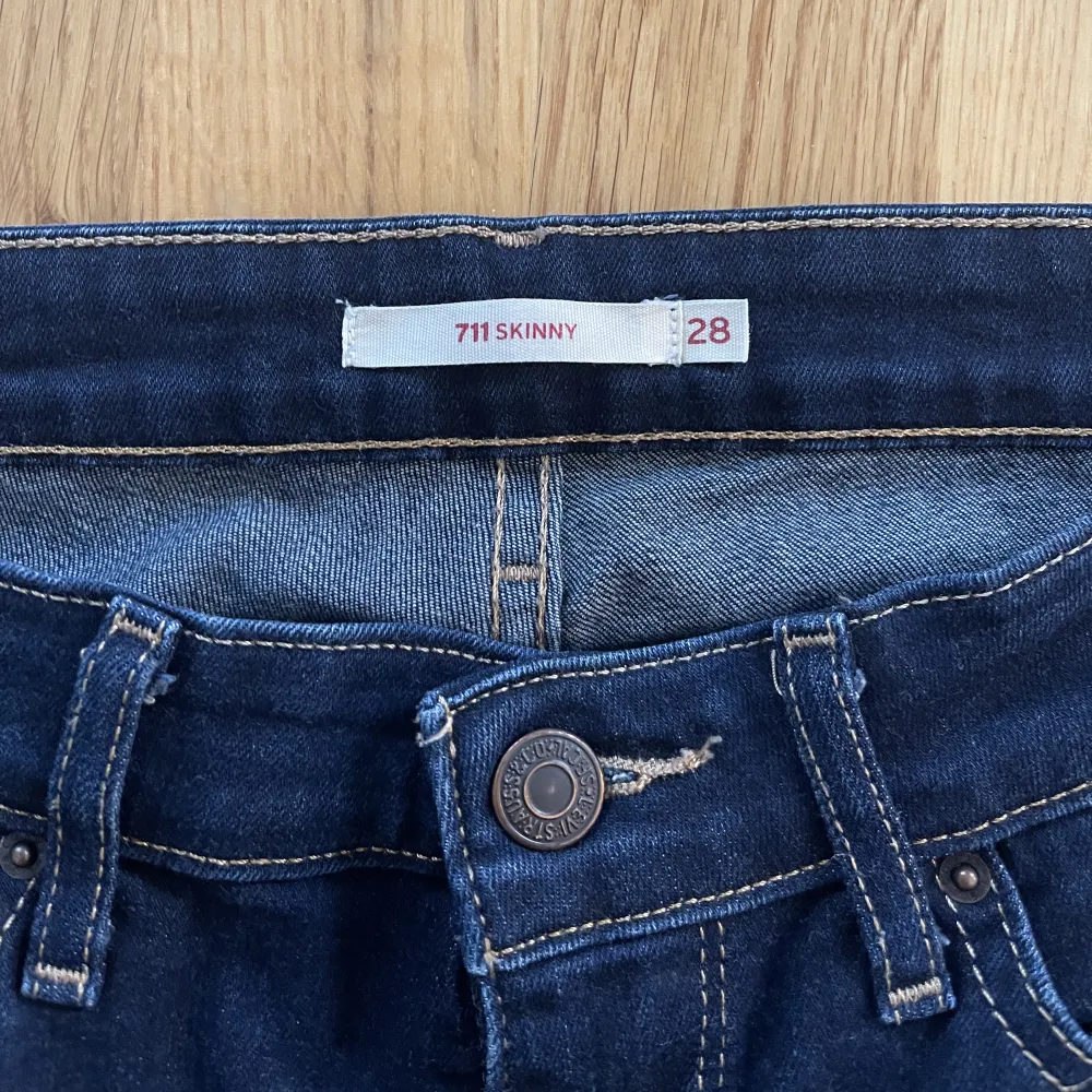 Levi’s jeans i modell 711 skinny. Jeansen är i en mörkblå tvätt med gula sömmar. Dom är storlek W28 L32 🌼Säljer då dessa inte kommer till användning och jeansen är i nyskick. Jeans & Byxor.