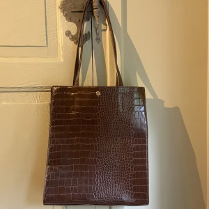 Axelväska ormskin - Så snygg axelväska i ormskinnsmönster! Perfekt till skolan/jobbet då en dator och böcker får plats. Smarta fack inuti! Knappt använd❤️