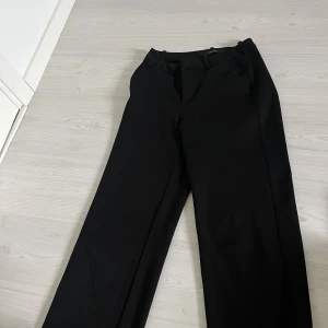 Kostymbyxor från Vero moda - Svarta straight kostymbyxor från vero moda, använda få gånger storlek xs 