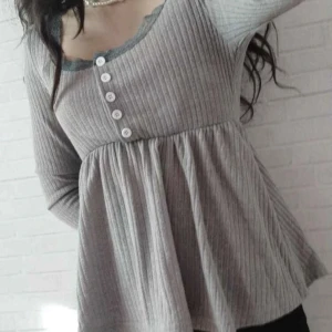 Jätte gullig grå utsvängd tröja - Super gullig utsvängd tröja med knappar💘 påminner mig om downtown stilen eller kawaii stilen🫶 säljer för att jag har bytat stil❤️ 