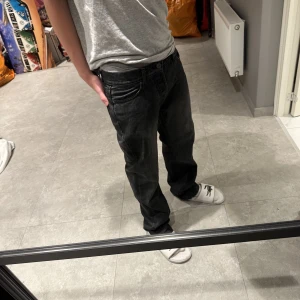 Monten jeans - Säljer mina monten jeans för jag inte använder, går inte att köpa längre och köpta på 900 kr, skriv för bilder eller frågor. Dem har fade också.