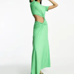 Grön långklänning i storlek 40 (liten i storlek) 💚