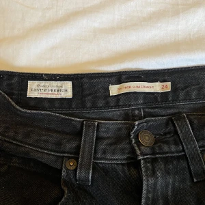 Levis byxor  - Hej nu säljer jag mina Levis byxor! Svarta, och använts ett fåtal gånger 