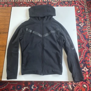 Nicke tech fleece - Säljer men Nike tech fleece eftersom att den inte kommer till användning. Skick= 7/10