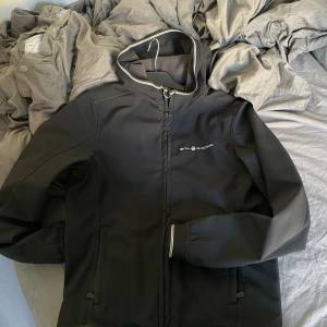 Sail racing jacka  - Tja, säljer nu min sail racing jacka då den inte används längre. Ny pris ligger runt 2500-2000. Den är väldigt snygg hör av er vid mer frågor osv priset är inte satt i berget🤩
