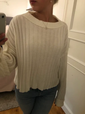 Stickad tröja  - Stickad tröja från Madlady, stor i modellen och långa armar. Säljer då den inte kommit till användning.