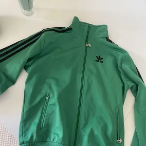 Grön adidas jacka  - Grön adidas tröja Köpt på en loppis lite klar grönare än på bilden