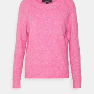 Stickad tröja  - Fin stickad tröja från vero moda, säljer pga att jag inte kommer använda den mer. Köpt för 250kr under sommaren! Inte använd så mycket så fof hel o fin tröja!